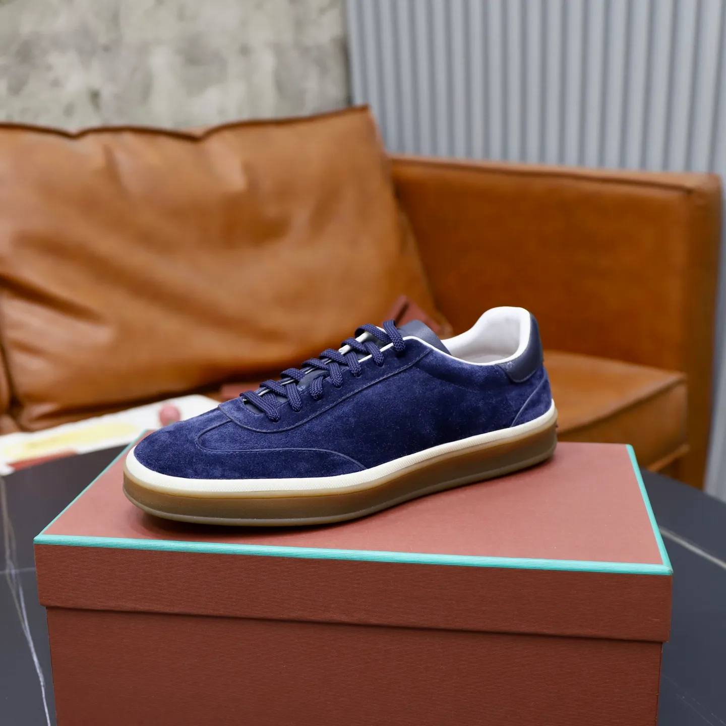 Ex-factory price: 560💰Loro Riana men’s moral training sneakers! Made from high-quality materials and designed in a low-cut silhouette, it offers an elegant and stylish look that's suitable for year-round wear. The unique double-layer sole aesthetic design, caramel cup-shaped outsole is decorated with off-white rubber trim, creating an attractive color combination. Pair with tailored pieces or jeans for a sophisticated yet casual look. The heel is decorated with soft cow leather tongue with Kummel color inserts and cotton laces with embossed LP logo. Upper: cow split suede. Lining: original thickened soft sheepskin. Size: 38-39-40-41-42-43-44 (customized in 45.46)